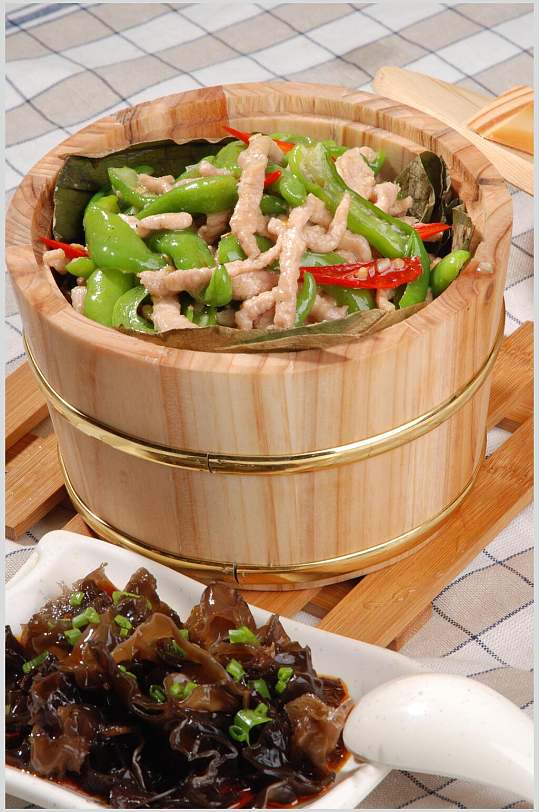 青椒肉丝木桶饭摄影图