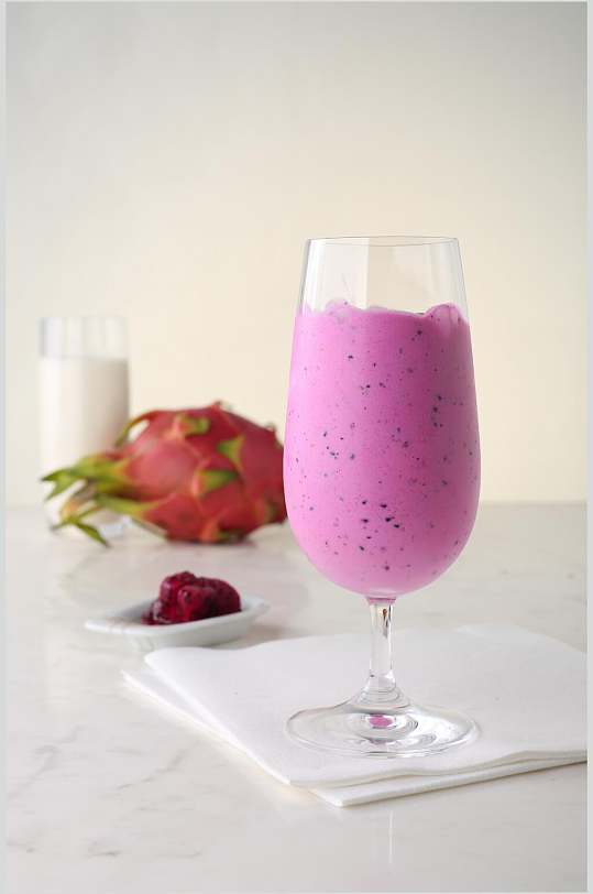 火龙果奶茶鲜果汁玻璃杯摄影图