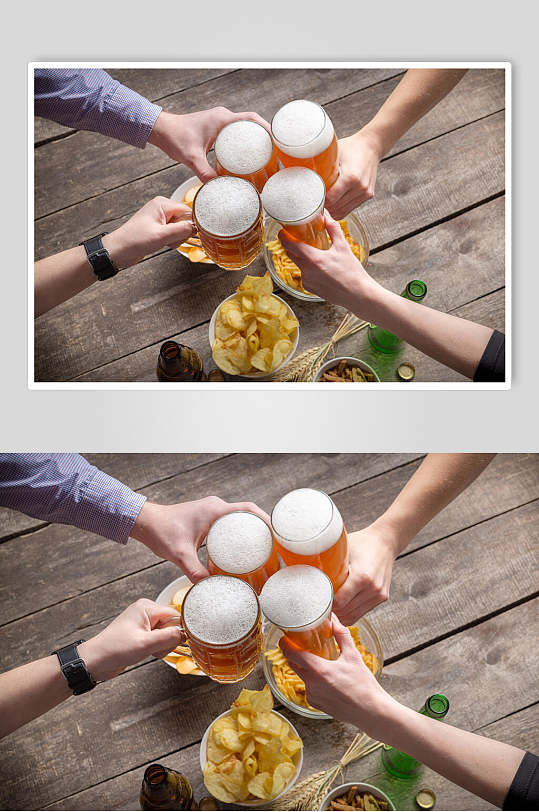 四人碰杯泡沫啤酒图片