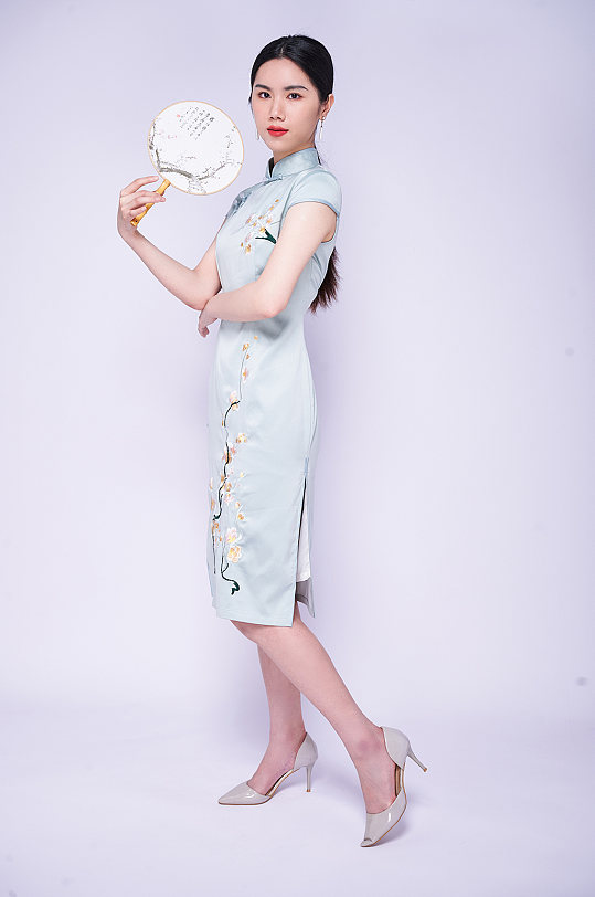 古香古气旗袍女青年站姿商业摄影图片照片