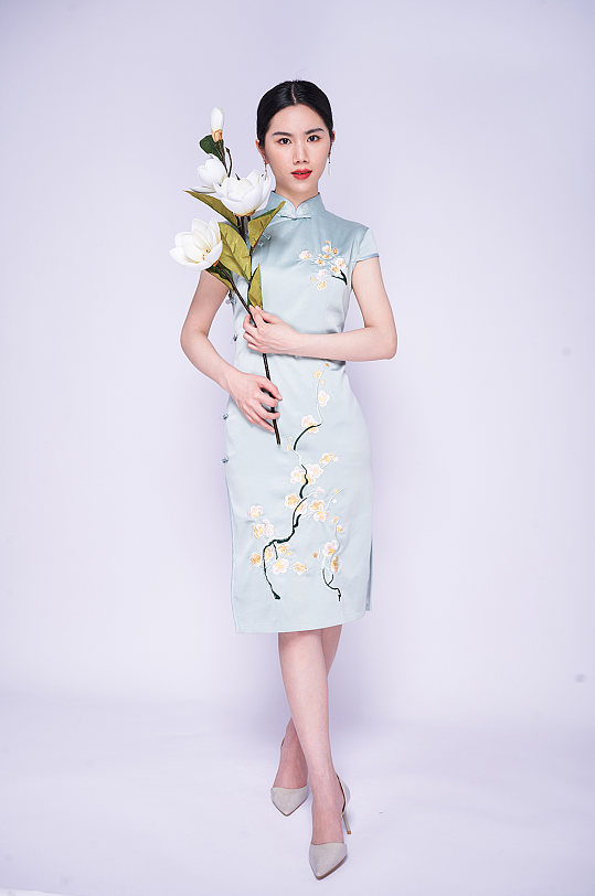 照片气质站姿淡雅旗袍美女商业摄影图片照片气质端正旗袍美女国潮团扇