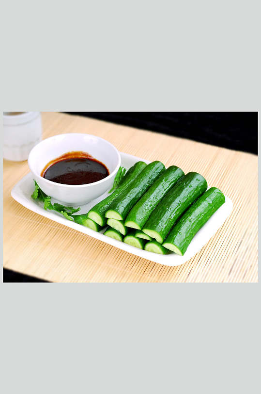 乳瓜沾酱高清图