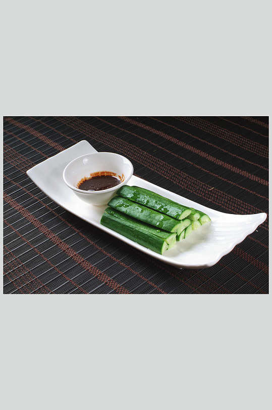 沾酱乳黄瓜