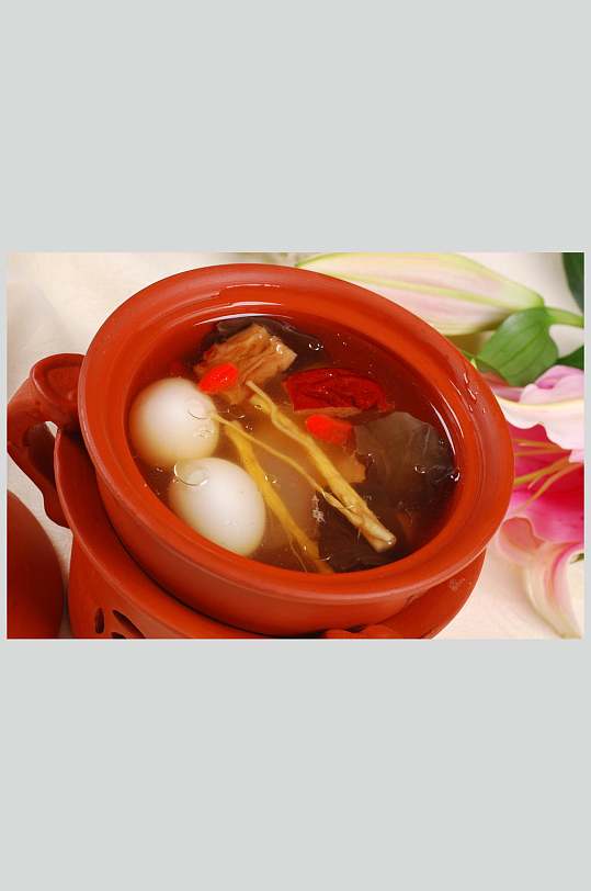 滋补药膳煨鱼唇高清图