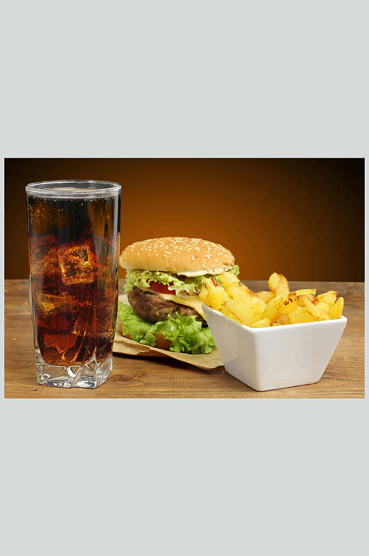 牛肉汉堡配薯条可乐餐饮美食图片