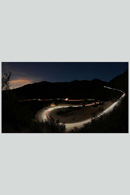 夜晚的山区弯道摄影图