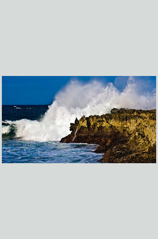 海浪拍打摄影图