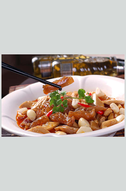 脆笋烧牛筋