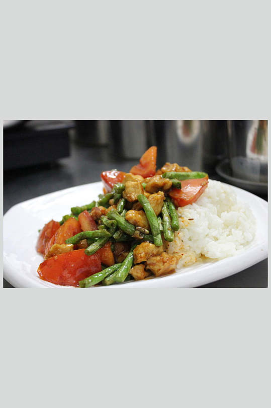 番茄豆角炒鸡丁盖饭