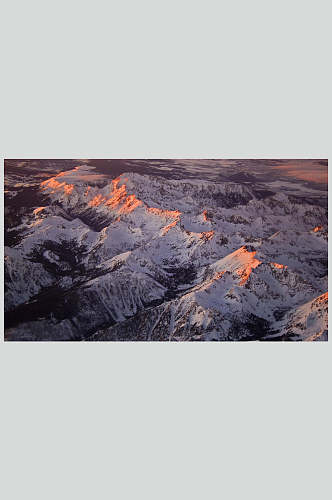 航拍雪山摄影图