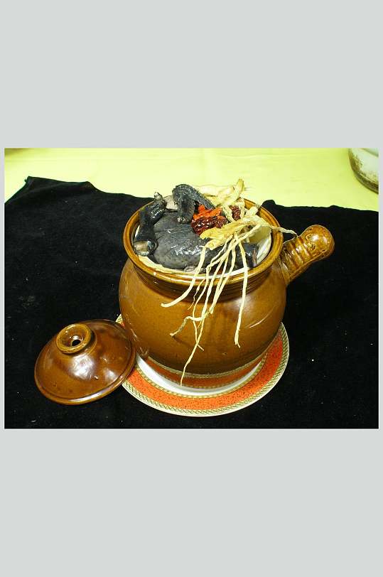 宫廷药膳煲乌鸡