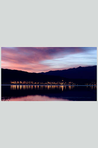 海边城市夜景摄影图