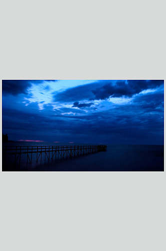 夜幕下的湖泊摄影图