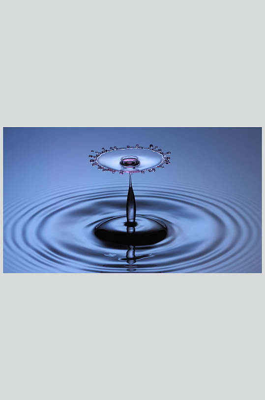 水滴落到湖面涟漪特写