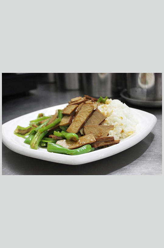 青椒炒香干盖饭