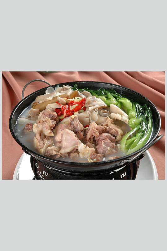 锅仔小鸡炖蘑菇高清图片