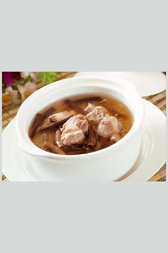 茶树菇排骨汤盅