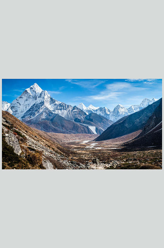 高原雪山远景摄影图