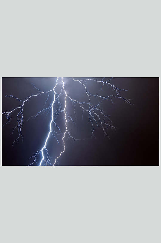 白色闪电壁纸图片