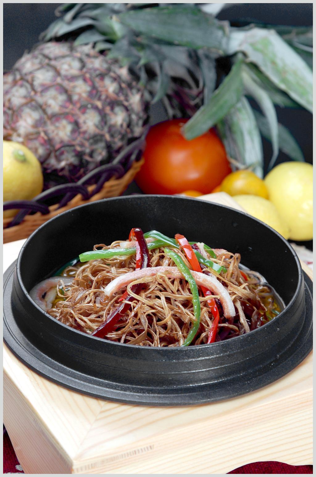 石锅腊味茶树菇素材