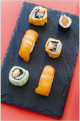 特写方形盘寿司日式料理海报