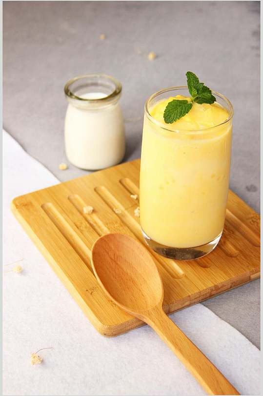 夏日创意芒果奶昔摄影图片