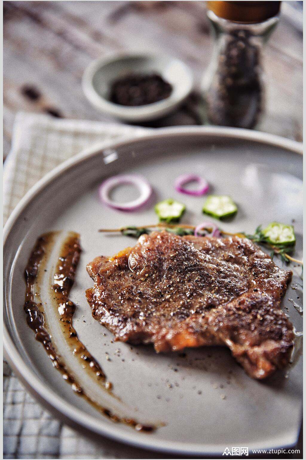 牛排实拍图西餐牛排酱汁摆盘艺术海报