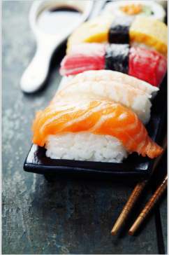 寿司美食三文鱼手握特写摄影图