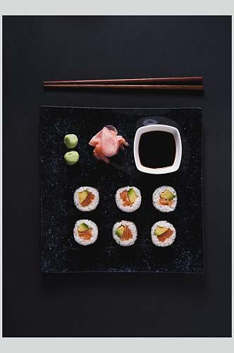 寿司美食小卷摆盘黑底视觉摄影图