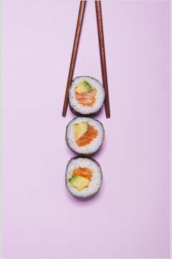寿司美食三个小卷粉色底免抠背景
