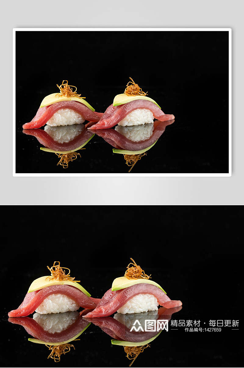 寿司美食两个鱼片水果手握卷视觉摄影图素材