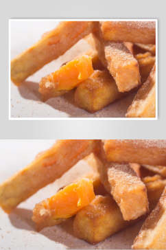 香酥甘梅地瓜条美食摄影图
