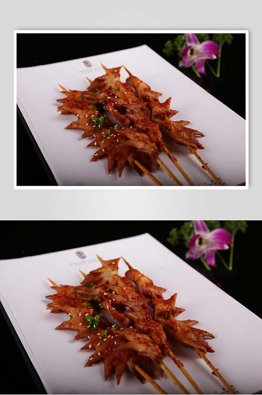 烧烤诱人烤鸡冠摄影图