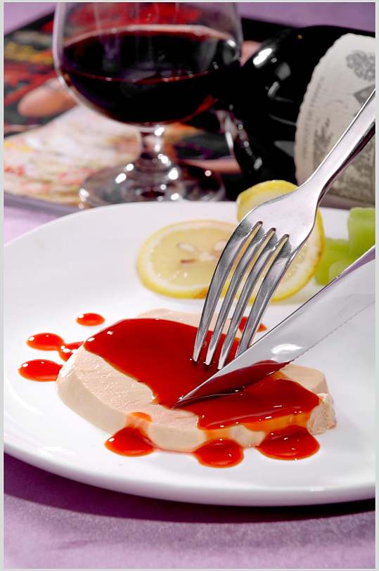法式煎鹅肝红酒美食摄影图