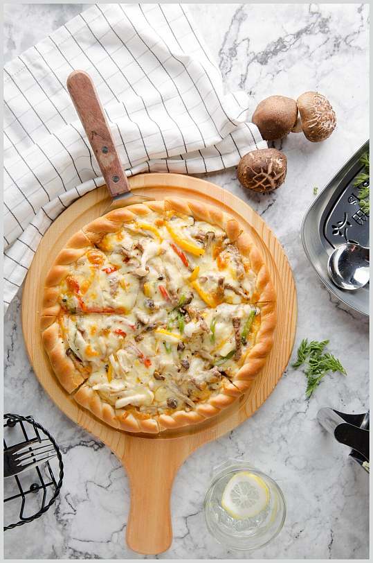 圆盘厚边乳酪披萨美食图片