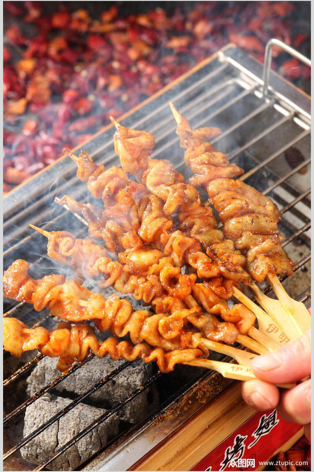 鲜嫩可口宵夜鸡皮烤串烧烤高清图片