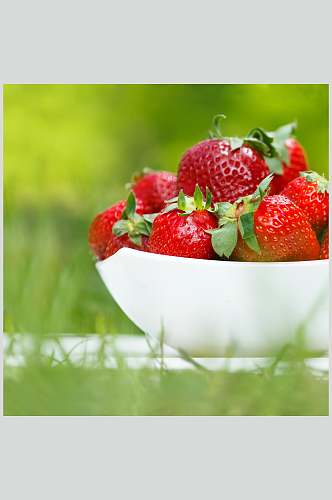 奶油草莓新鲜美味摄影图