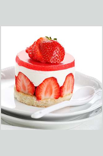 水果奶油草莓蛋糕摄影图