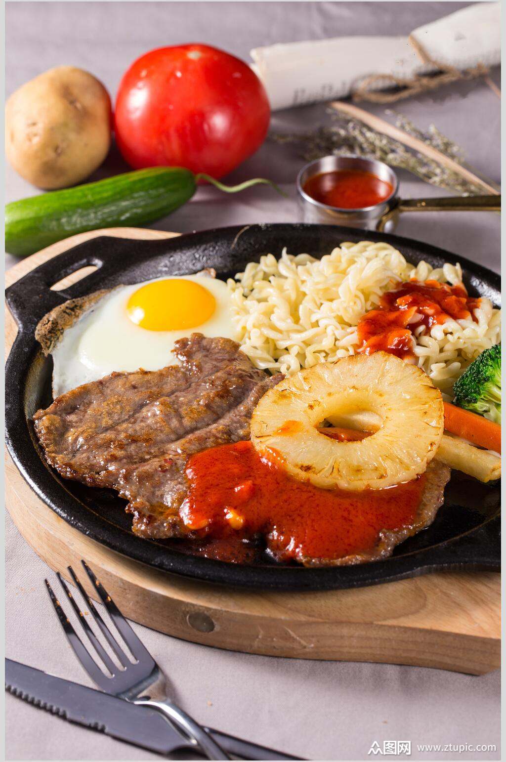 西餐摆盘牛扒牛排摄影图