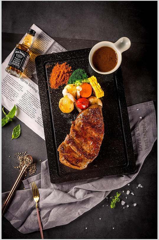 超清美味牛扒摆盘摄影图