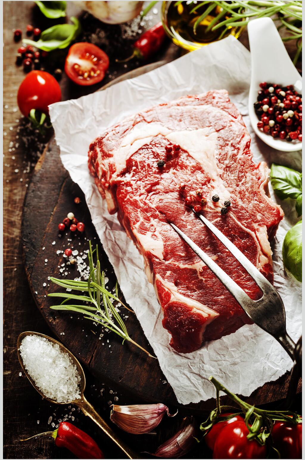 西餐生牛肉牛排实拍图片素材