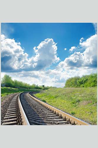 清新蓝天白云弯道铁路风景高清图片
