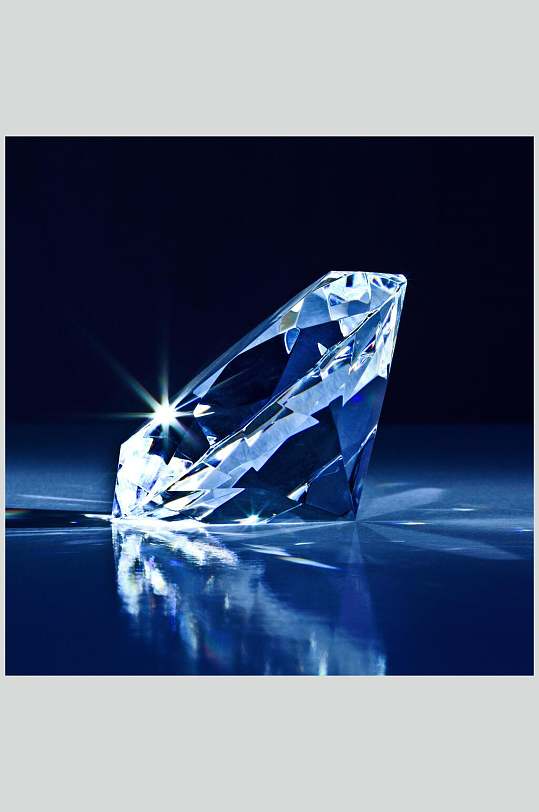 蓝色精光闪耀的钻石钻戒饰品图片