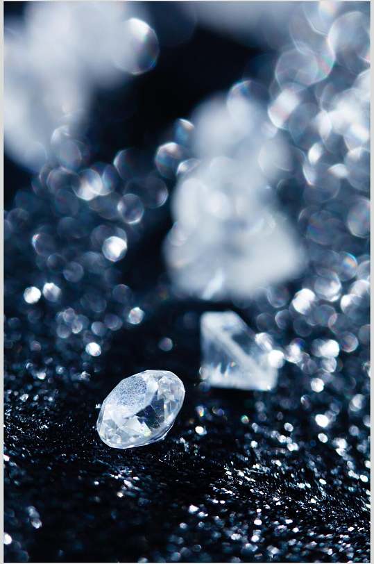 晶莹剔透的钻石钻戒饰品图片