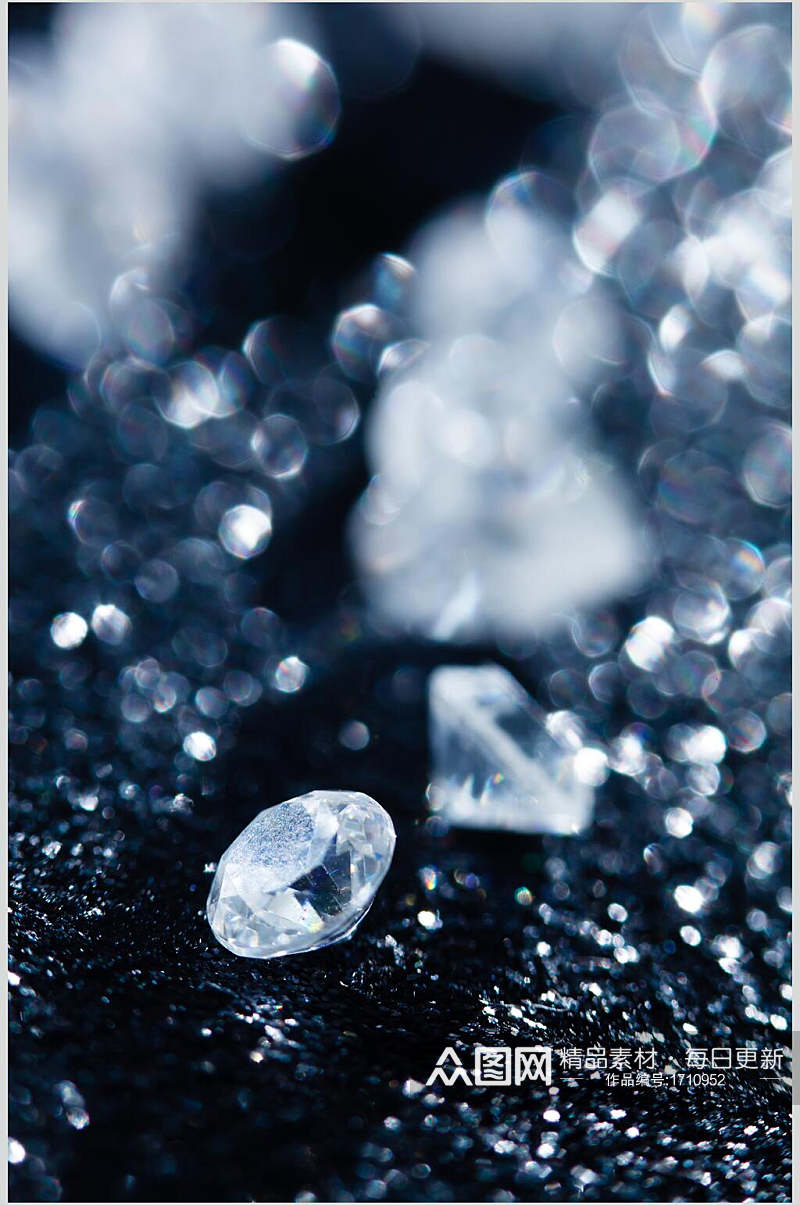 晶莹剔透的钻石钻戒饰品图片素材