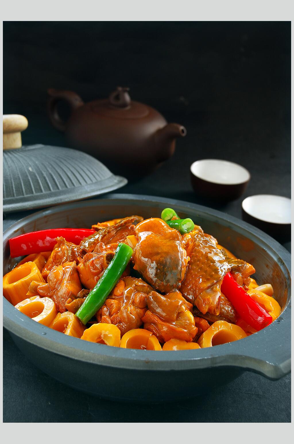 筒笋烧黑公鸡美食图片素材