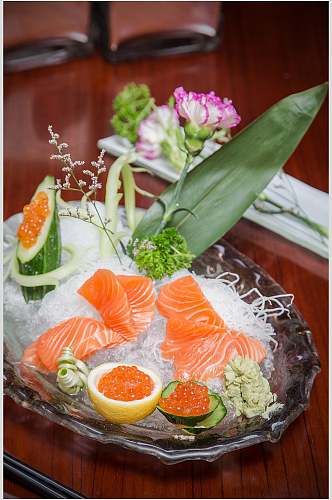 日式冰镇三文鱼鱼籽寿司美食高清图片