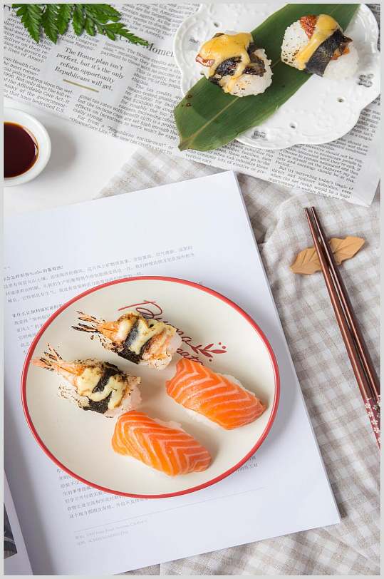 日式虾尾三文鱼寿司美食高清图片
