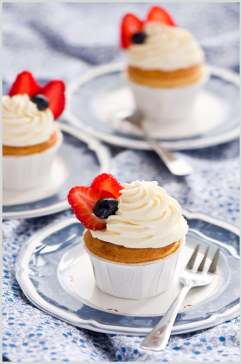 草莓奶油蛋糕美食图片