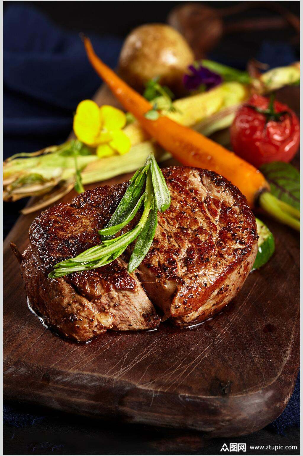 金黄香嫩牛排特写实拍图片